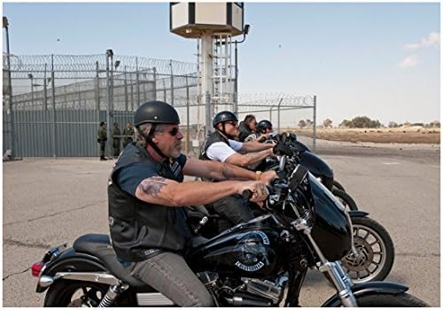 Anarşinin Oğulları Charlie Hunnam Hapishane Dışındaki Motosikletlerde Ron Perlman ile Jackson 'Jax' Veznedarı olarak
